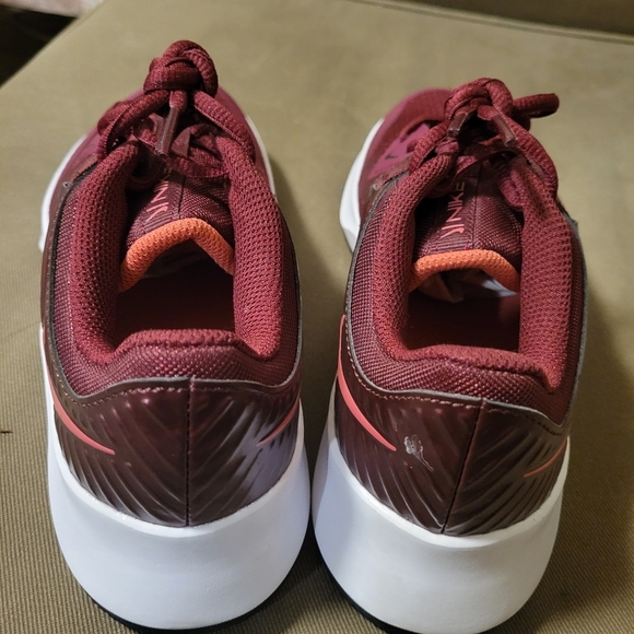 NWOB Ladies Nike MC Trainer Athletic Running Training Shoes Sneakers Burgundy - Picture 4 of 5